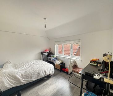 Spacious four-bedroom detached home with garage and garden. Set wit... - Photo 5