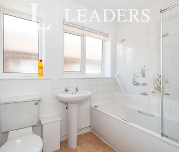 2 bedroom bungalow to rent Sandcross Lane, Reigate, RH2 - Photo 4