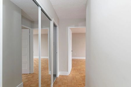 666 Spadina Ave — 2 Bedroom - Photo 3
