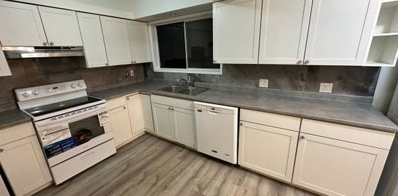 3 bedroom, 1.5 bathroom Upper for rent - Photo 2