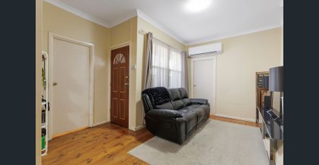 Bright, Cozy & Ready to Call Home – 20 Charford Street! 🔑 - Photo 2