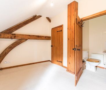 A well presented barn conversion with a wealth of character. - Photo 4