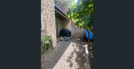 CENTRAL TOWNHOUSE - WALK TO SHOPS - SMALL COMPLEX OF ONLY 8 - 3rd room upstairs with built-in robe has 1/2 wall going up stairs / no door - Photo 2