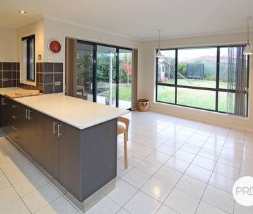 WELL APPOINTED THREE BEDROOM HOME IN PRIME LOCATION! - Photo 5