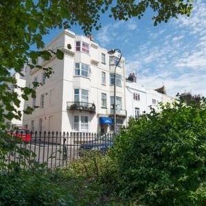 1 Bed Flat, Russell Square, BN1 - Photo 1
