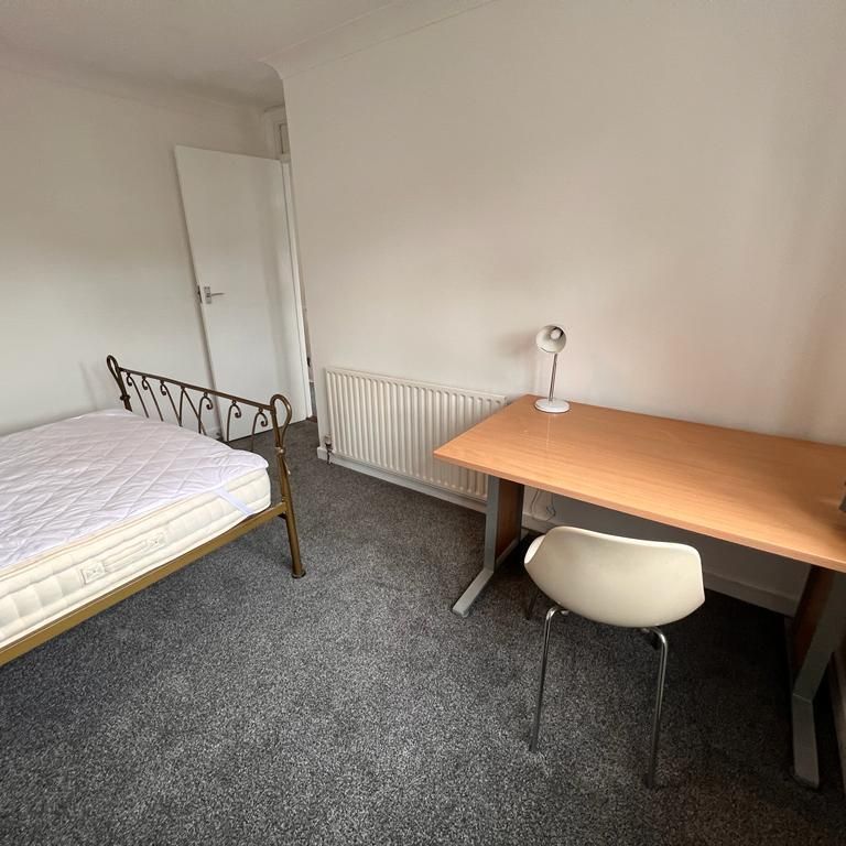 4 bedroom semi-detached house to rent - Photo 1