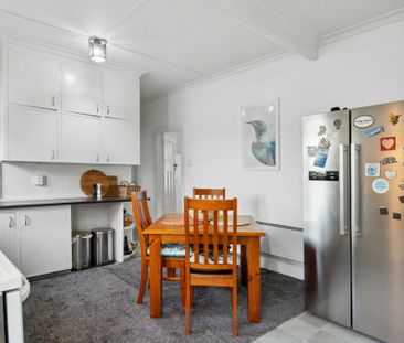 A tidy and spacious home! - Photo 2