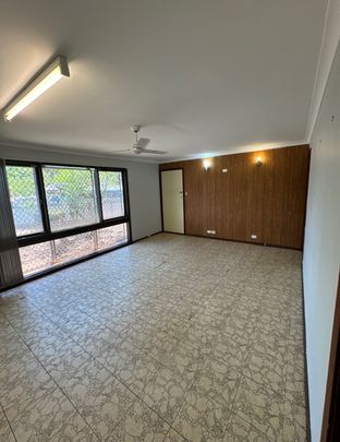 AMPLE PARKING ON ACACIA - Well Maintained 3x1 - Photo 1