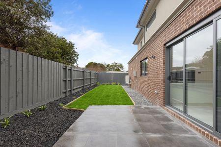 Large Modern Townhome - Photo 4