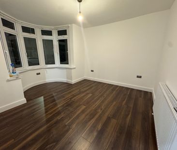 3 Bed Terraced House, Movers Lane, IG11 - Photo 2