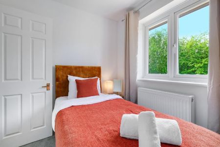 4 bedroom semi-detached house to rent - Photo 4