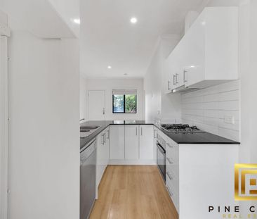 For Lease - Beautiful 2-Bedroom Family Home near Werribee Station! - Photo 3