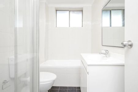 Conveniently Located & Refurbished Two Bedroom Apartment - Photo 5