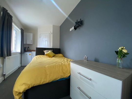 1 bedroom in a house share to rent - Photo 1