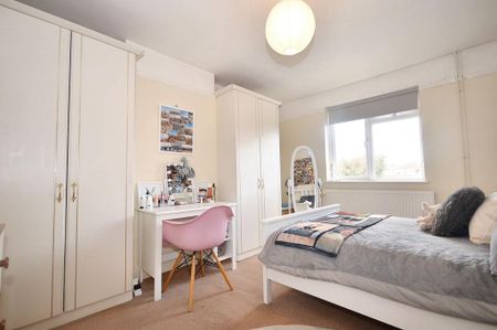 3 bedroom flat to rent - Photo 4