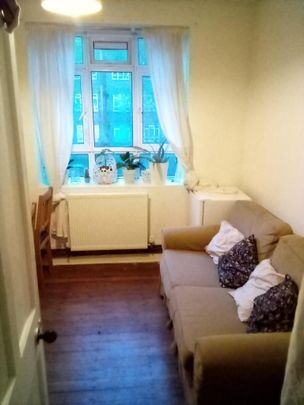 1 bedroom in a flat share to rent - Photo 1