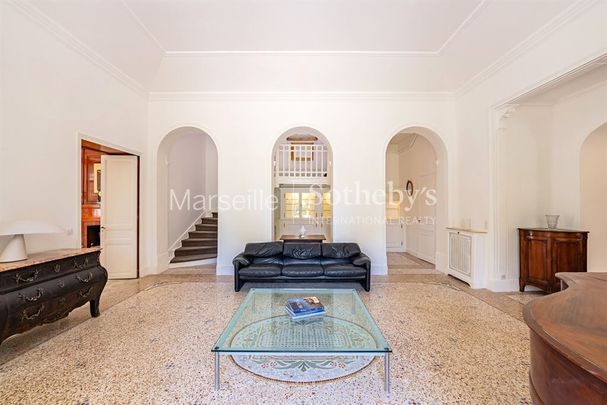 maison 7 pièces 225m2 MARSEILLE 8EME 7 000 euros - Photo 1