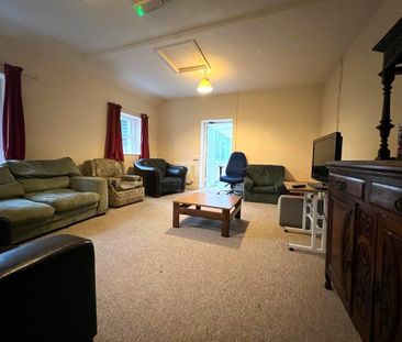 8 bedroom house to rent - Photo 1