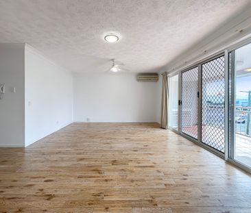 Spacious 2 bedroom unit in the heart of Mermaid Beach - Photo 1