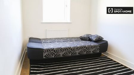 Bright room in 3-bedroom house in Donaghmede, Dublin - Photo 4