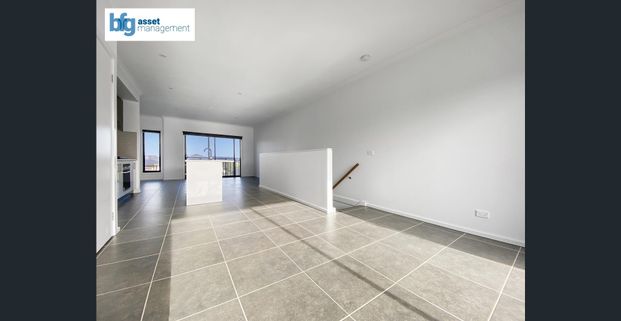 Modern & Spacious 2-Bedroom Townhouse for Lease! - Photo 1