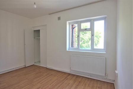 4 bedroom flat to rent - Photo 2