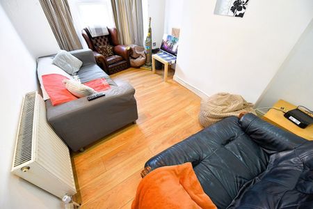 4 bedroom House in Mayville Street, Hyde Park - Photo 2