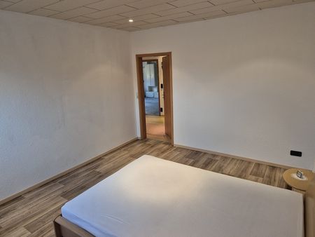 Schöne 3-zimmer-Wohnung mit Wintergarten und Balkon top Lage direkt im Ort - Photo 5