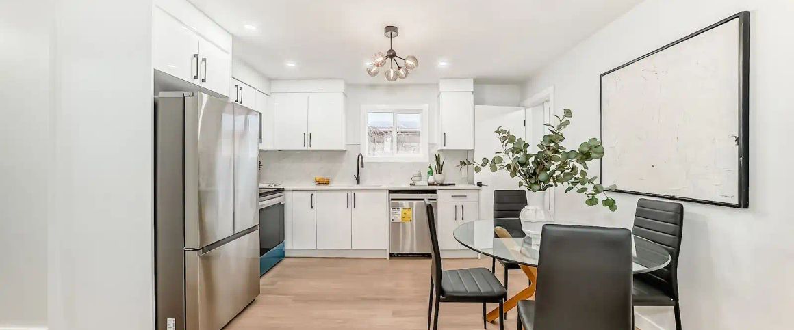 Renovated 3 bedrooms with Double Garage — 3 Bedrooms Main Floor - Photo 1