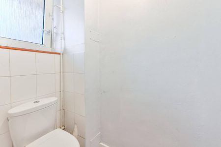 3 bedroom flat to rent - Photo 4