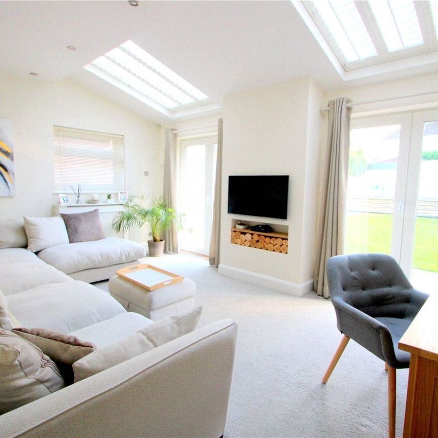 Willoughby Close, - Photo 1