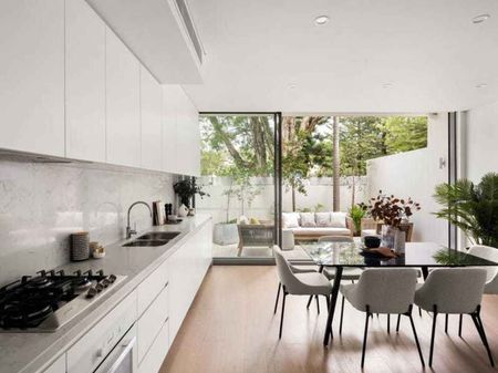 DESIGNER APARTMENT WITH COURTYARD IN SOUGHT-AFTER BONDI LOCATION - Photo 5