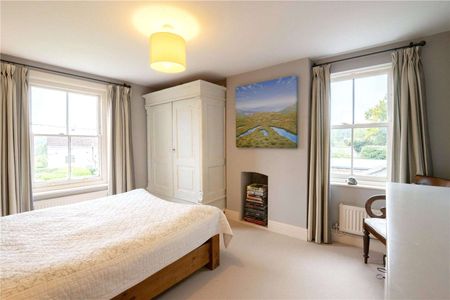 Attractive detached five bedroom period family house with delightful garden and outbuilding. - Photo 4