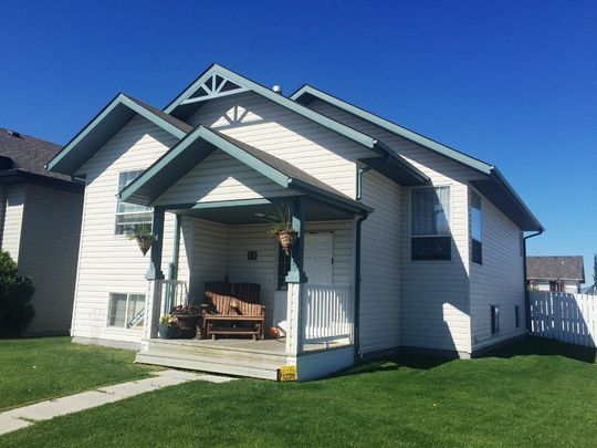 Spacious 3-Bed, 1-Bath Main with Fenced Yard! - Photo 1
