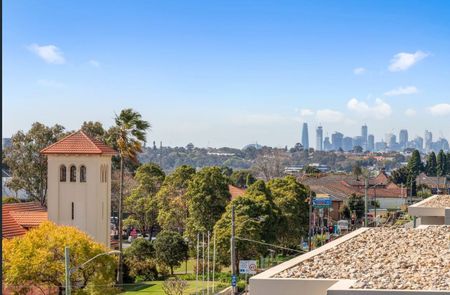 Two bed apartment with stunning city skyline views! - Photo 4