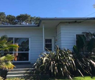 LARGE FAMILY HOME TO ENJOY THOSE SUMMER BBQ's - Photo 4