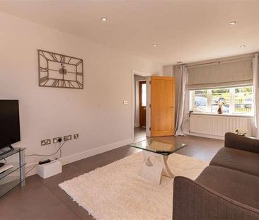 Buckingham Road, Epping, CM16 - Photo 2