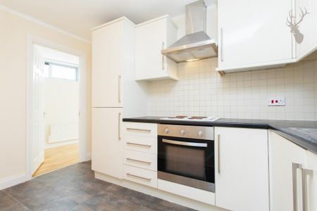 2 bedroom flat to rent - Photo 2