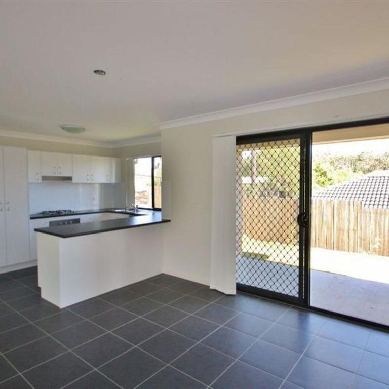 Spacious Family Home with Air Con and Huge Yard! - Photo 1