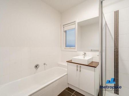 2/6 Howard Avenue, MOUNT WAVERLEY, VIC - Photo 2