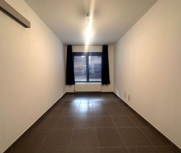 LICHTRIJK GELIJKVLOERS APPARTEMENT MET 2 SLAAPKAMERS EN RUIM TERRAS - Photo 5