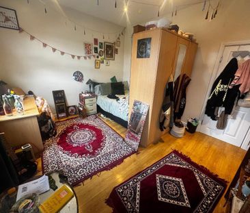 4 bedroom end of terrace house to rent - Photo 4