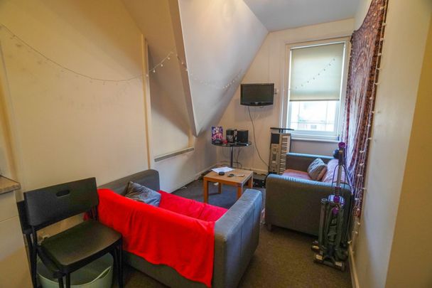 3 Bedroom Flat To Rent in Lansdowne - £1,350 pcm Tenancy Info - Photo 1