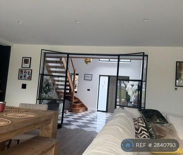 4 bedroom detached house to rent - Photo 1