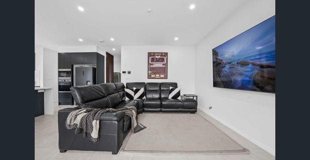 Modern 4-bedroom Family Home - Photo 1