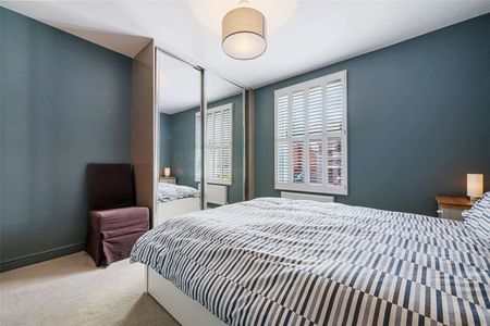 Stunning fully furnished first floor apartment with secure parking space in a luxury development in the heart of the city. - Photo 5