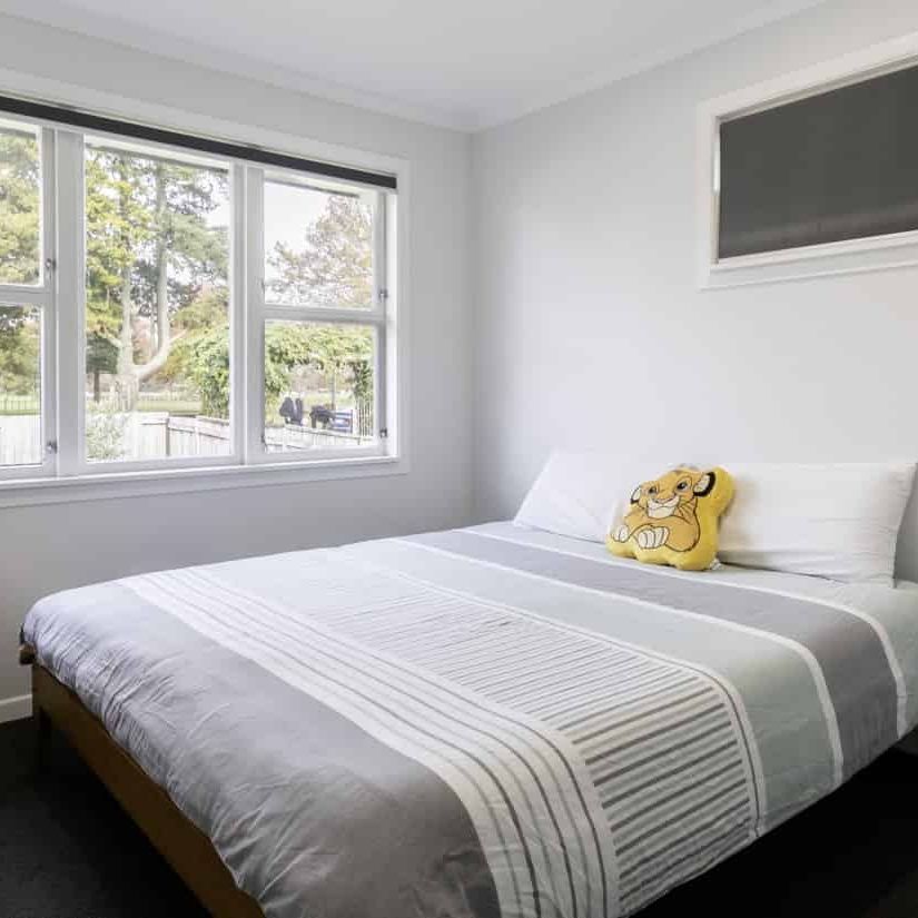 Sunny & Spacious Family Home Opposite Greenbelt in Leamington - Photo 1