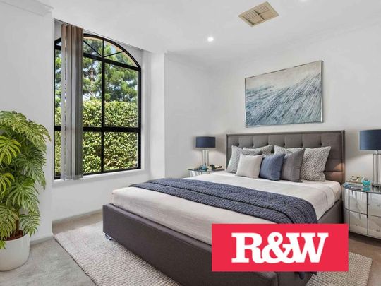 STUNNING 4 BEDROOM FAMILY HOME !! - Photo 1