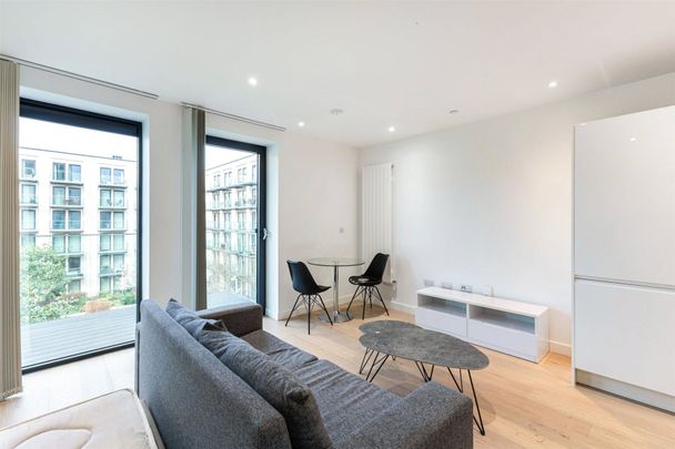 Royal Crest Avenue, London, E16 flat to rent - Photo 1