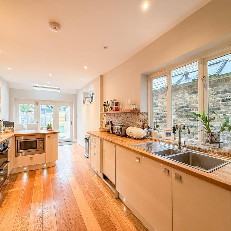 4 bedroom semi-detached house to rent - Photo 1